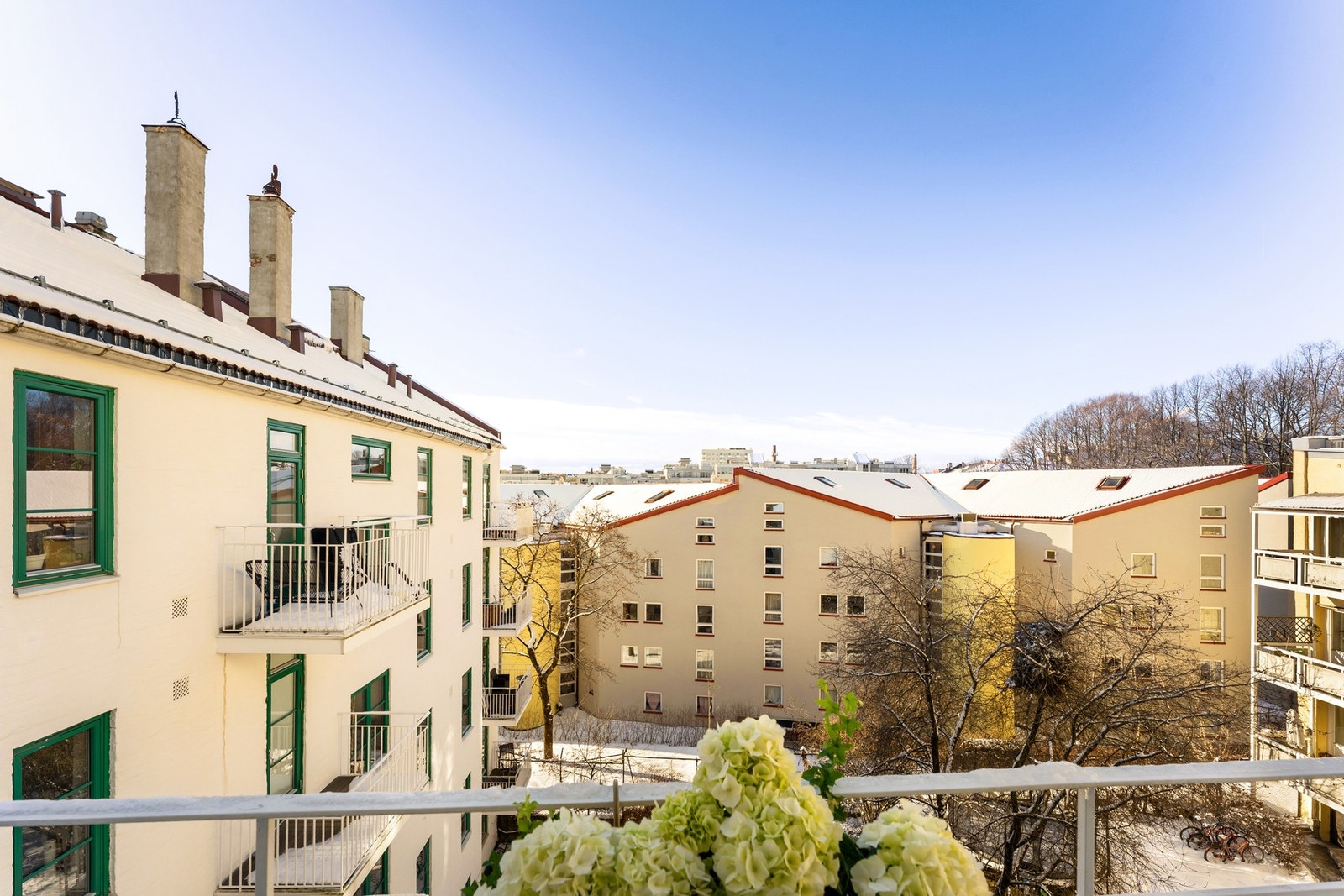 Balkongen har sol fra ca. kl 14.00 og til den går ned på vår-og sommerstid Galleribilde
