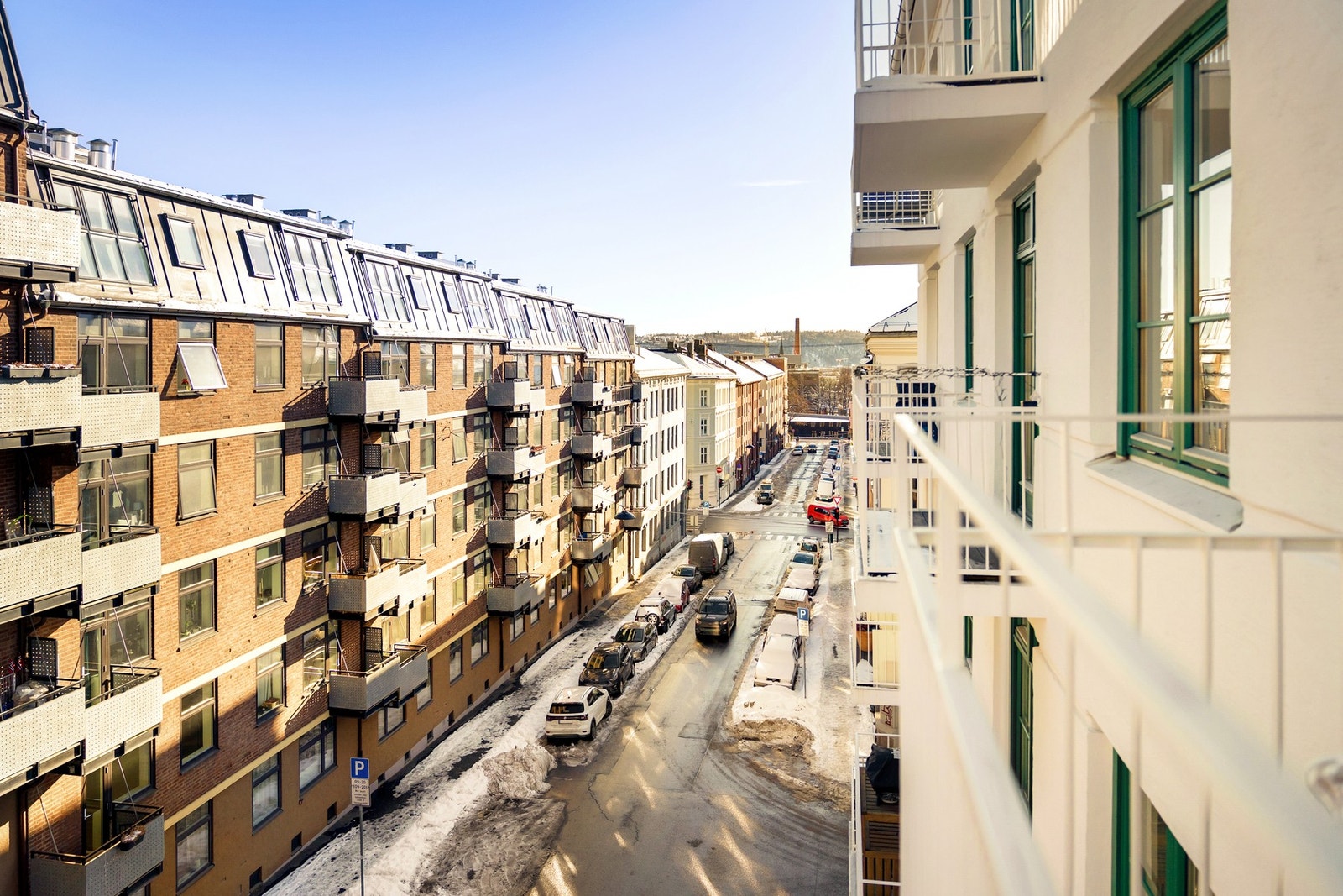 Leilighetens to balkonger gir gode solforhold fra morgen til kveld Galleribilde