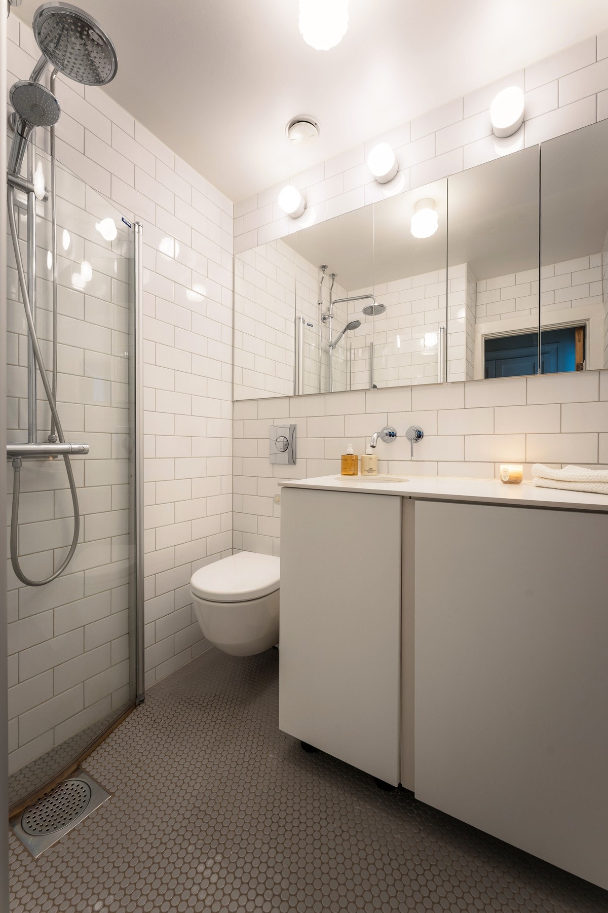 Pent bad fra 2012, rehabilitert i regi av aksjelaget. Badet har dusjhjørne med svingdører i glass, regndusj, varmekabler i gulv og opplegg for innebygd vaskemaskin Galleribilde