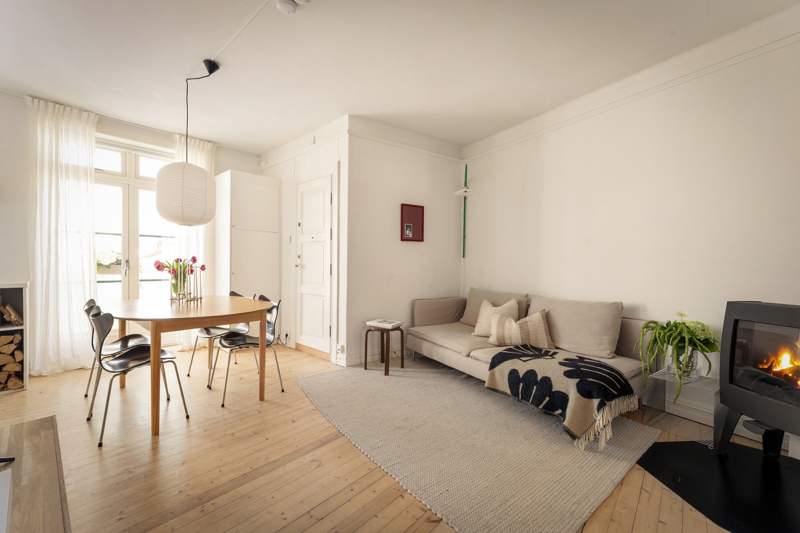 Leiligheten har originale tregulv som ble slipt og lakket i 2024 og doble fløydører som gir et klassisk preg Galleribilde