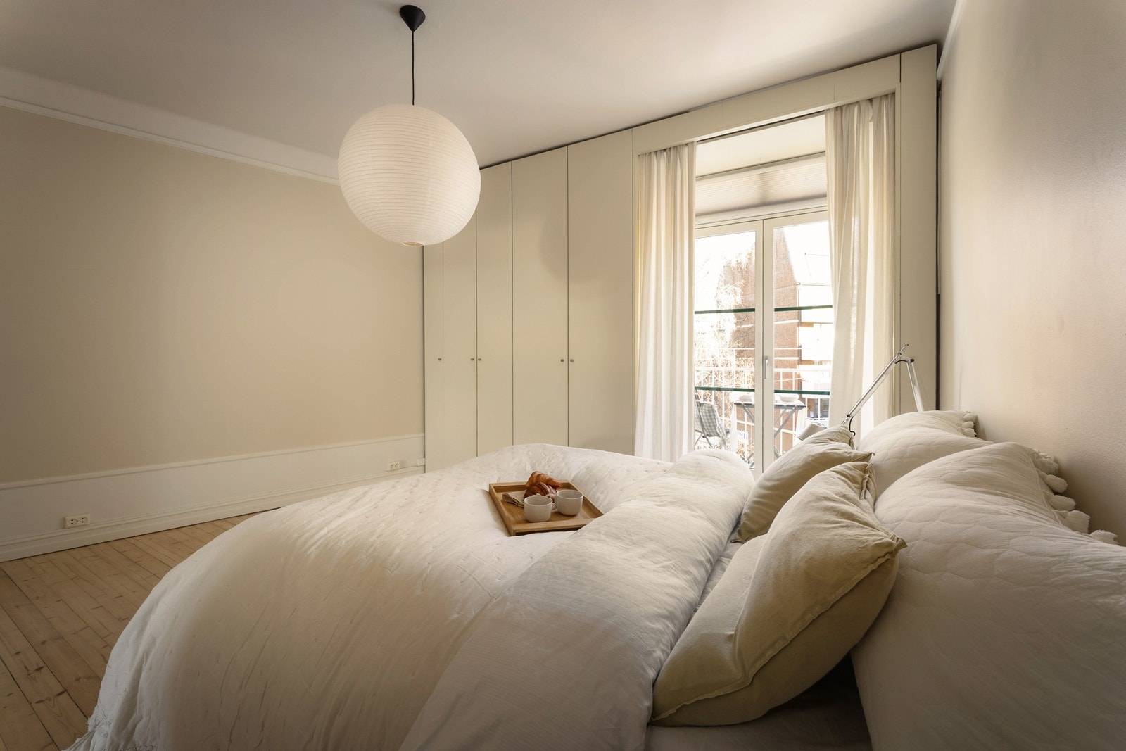 Rikelig med oppbevaringsmuligheter i plassbebygd og frittstående garderobeskap Galleribilde