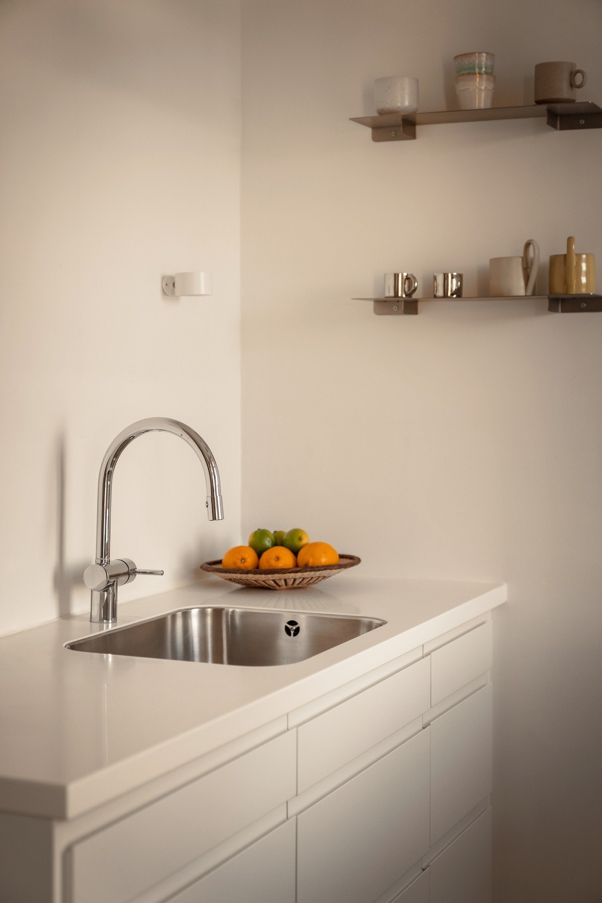 Benkeplate i kompositt, med nedfelt kum i rustfritt stål Galleribilde