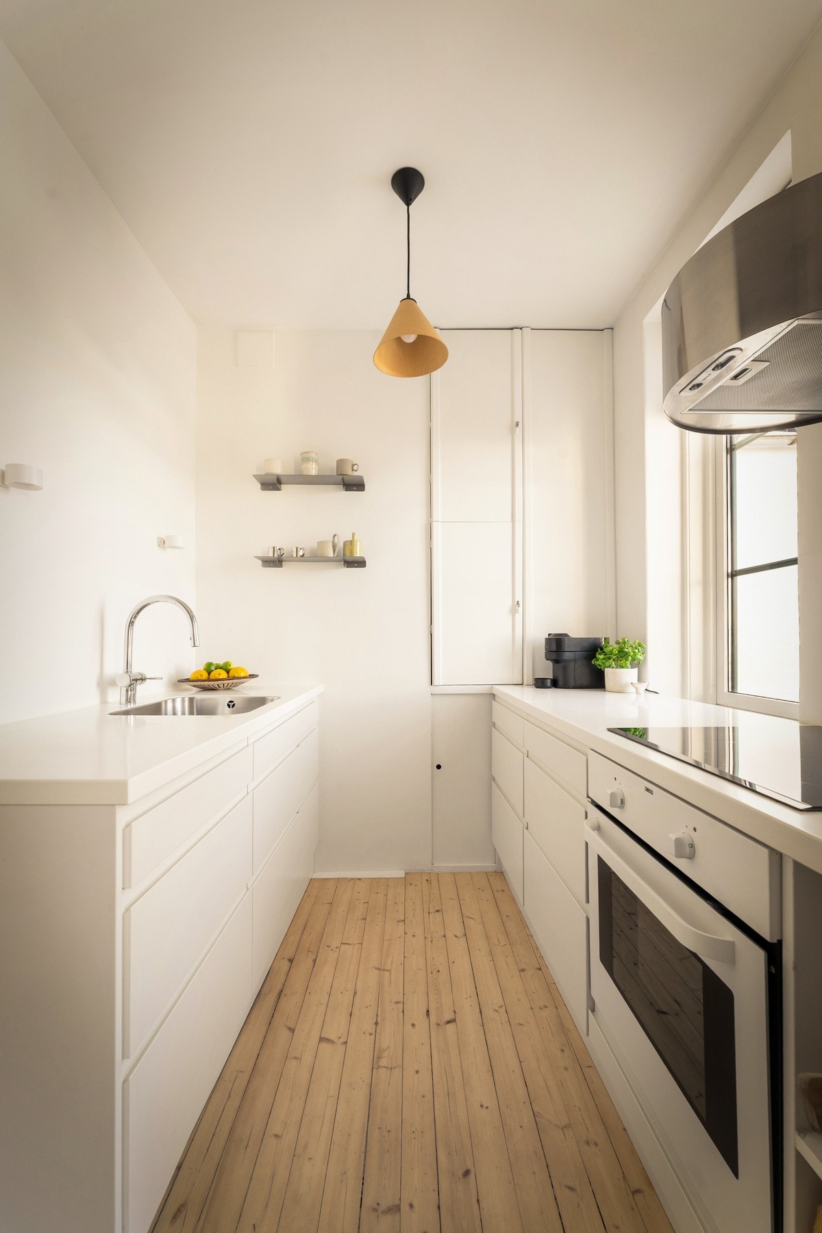 Integrerte hvitevarer som fryser og kjøleskap, platetopp, stekeovn og oppvaskmaskin Galleribilde