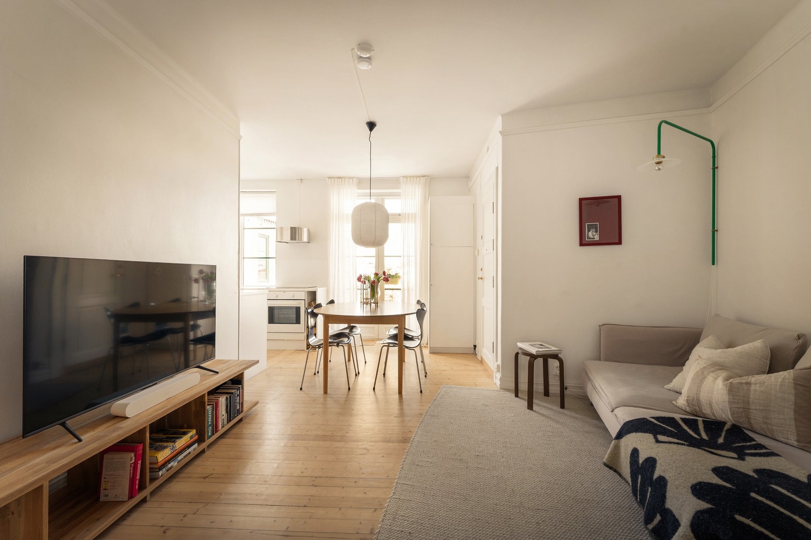 Stuen fremstår lys og luftig med god soneinndeling og god takhøyde (2,63 m) Galleribilde