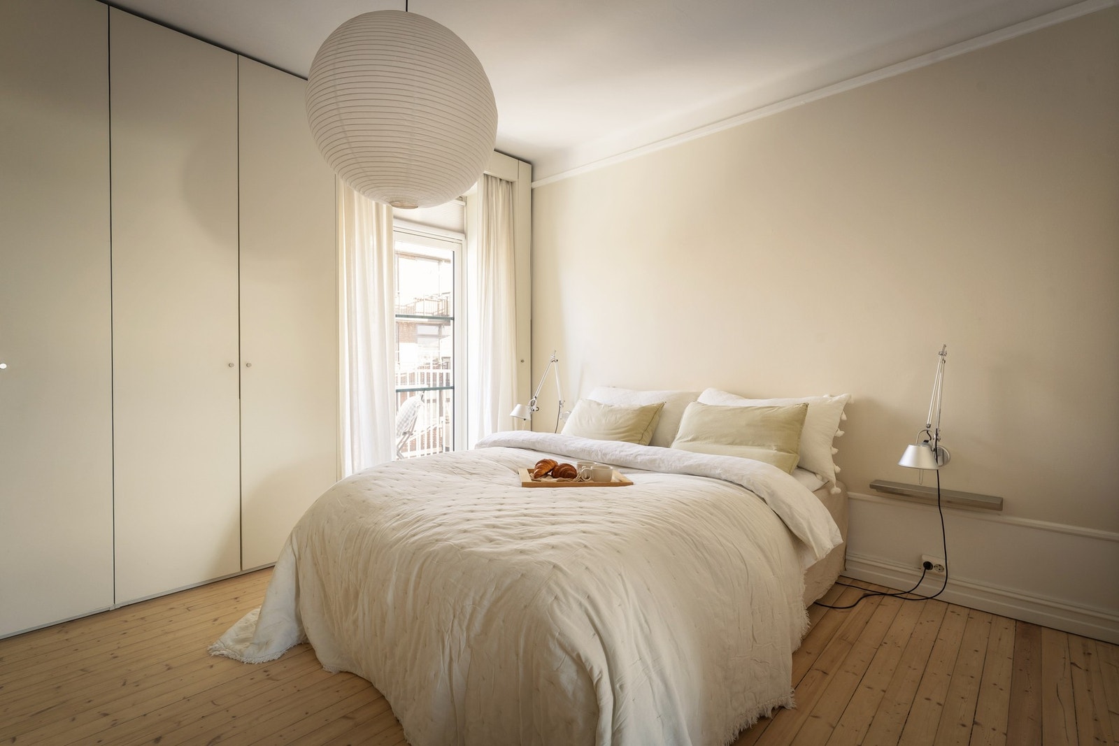 Romslig soverom med god plass til dobbeltseng og nattbord på hver side Galleribilde