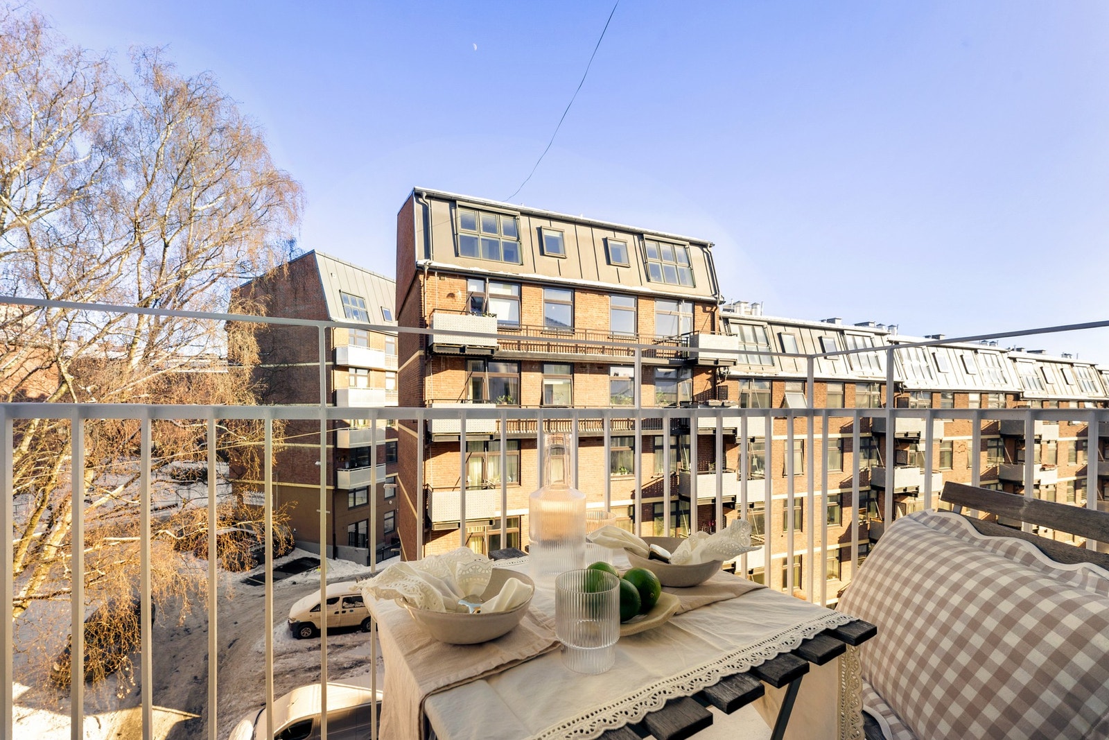 Stor balkong med morgen- og formiddagssol Galleribilde