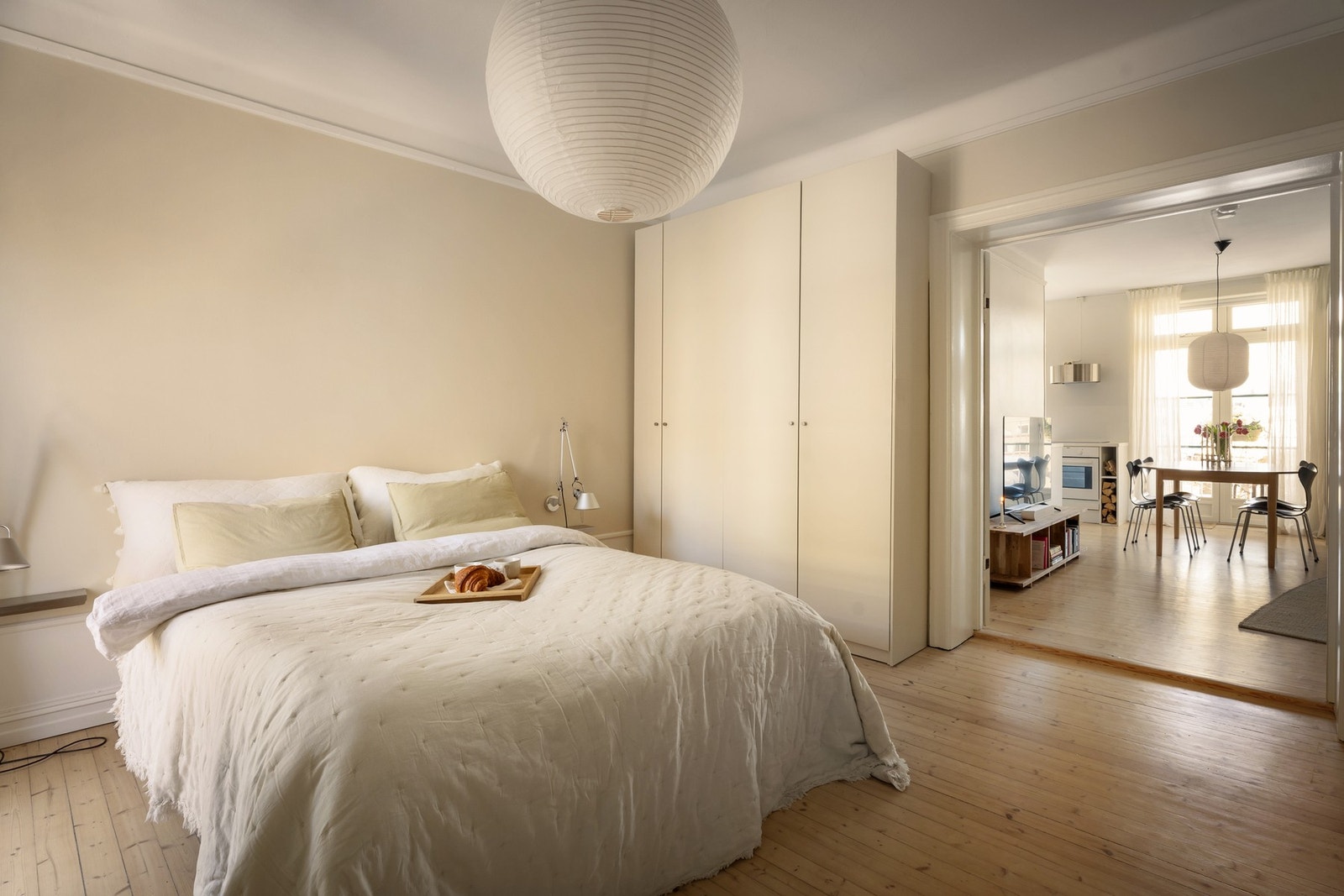 Tilgang til soverommet fra stuen via dobbel fløydør Galleribilde