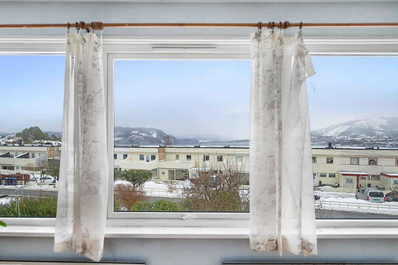 Flott utsikt til Osterfjorden, Osterøy og Hordvik. Galleribilde