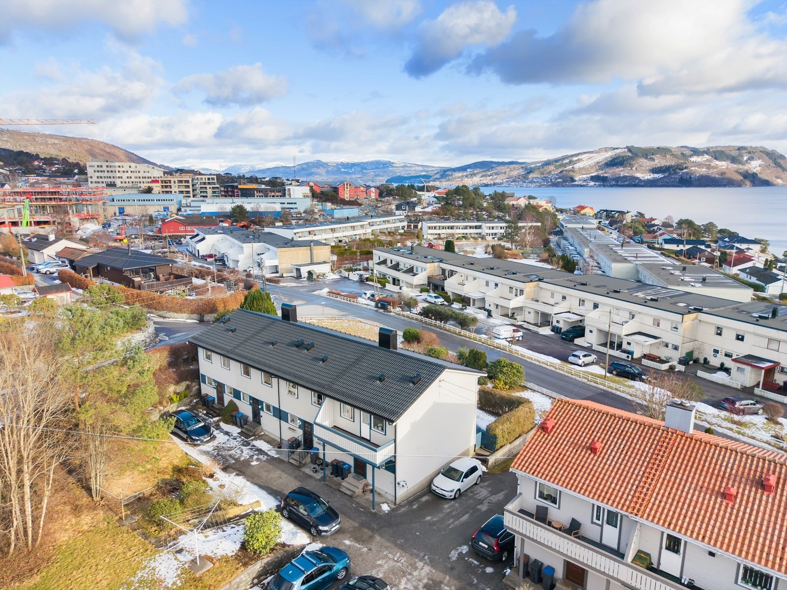 Det er gangavstand til dagligvare, Knarvik amfi med bredt utvalg av kafeer og restauranter, barnehage og skoler. Galleribilde