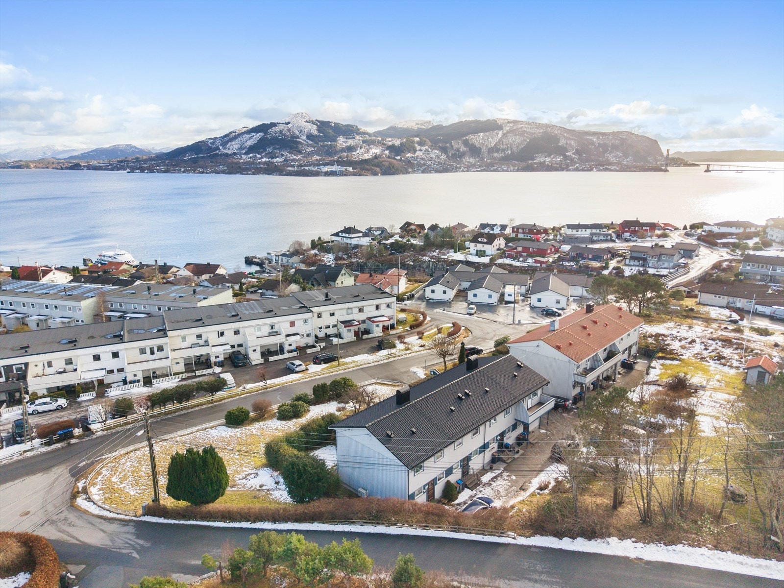 Boligen ligger flott til i et veletablert og rolig boligområde. Galleribilde