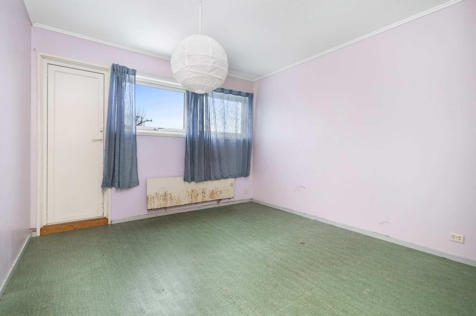 Hovedsoverommet har direkte utgang til hagen. Galleribilde