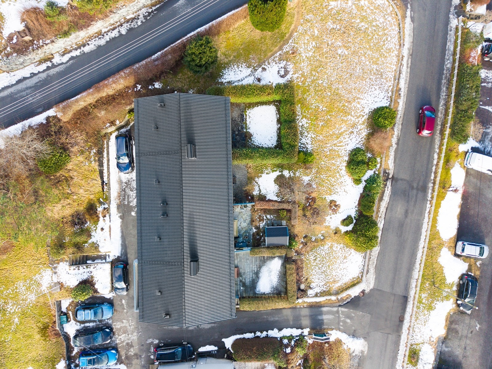 Tomten er felles for beboerne og er opparbeidet med asfaltert adkomstveg, murkanter, betongtrapper, gressplener og beplantning. Galleribilde