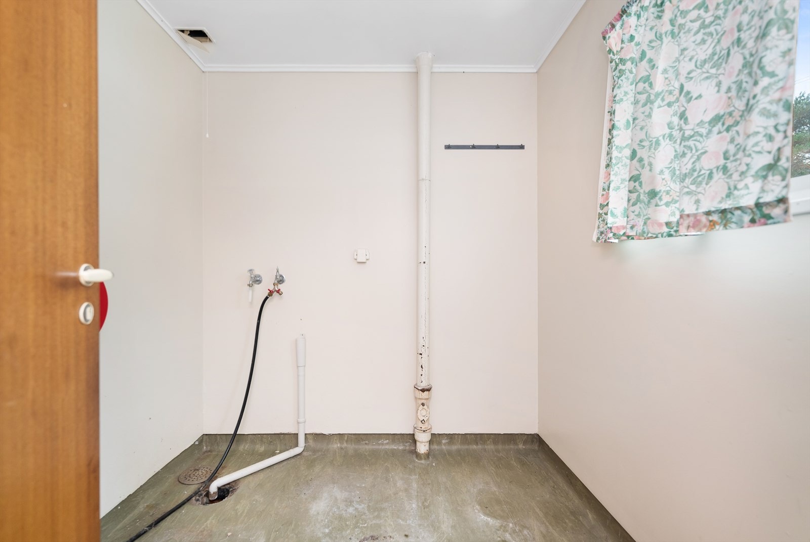 Praktisk vaskerom hvor man finner opplegg for vaskemaskin. Galleribilde