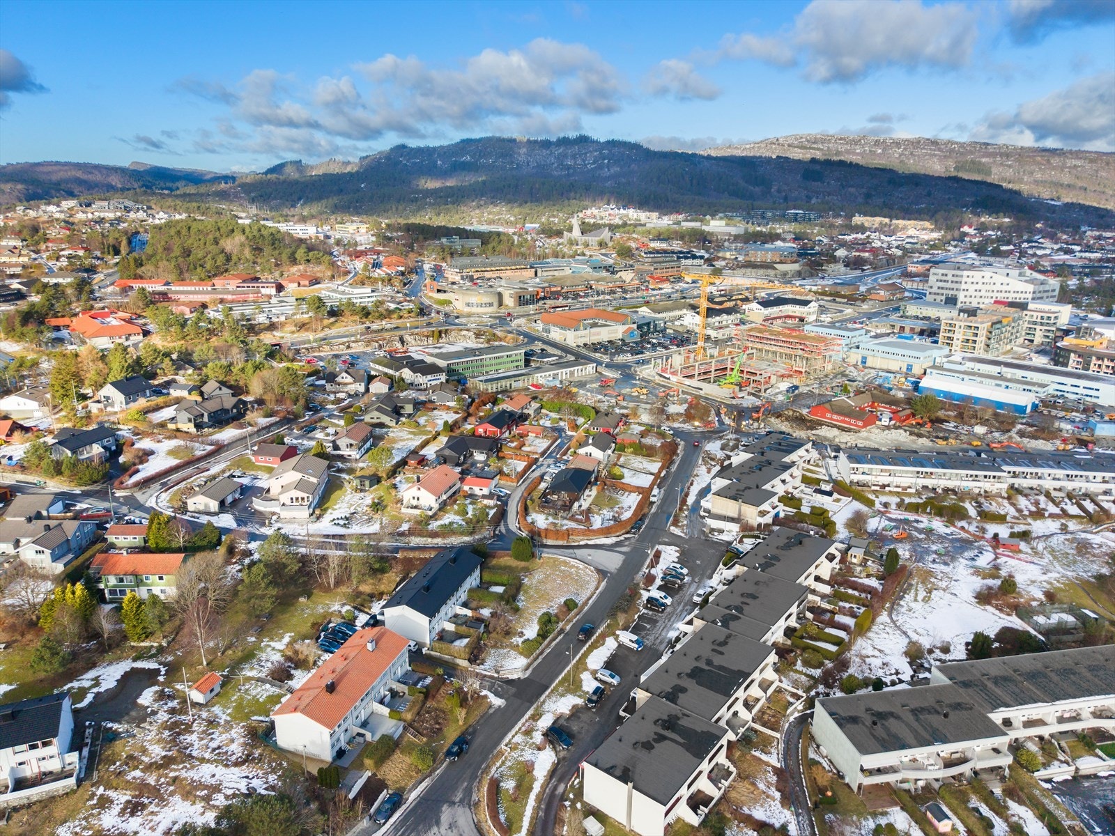 Gode kollektivforbindelser med bussterminal og hurtigbåt som går fra Knarvik kai og inn til Bergen sentrum. Galleribilde