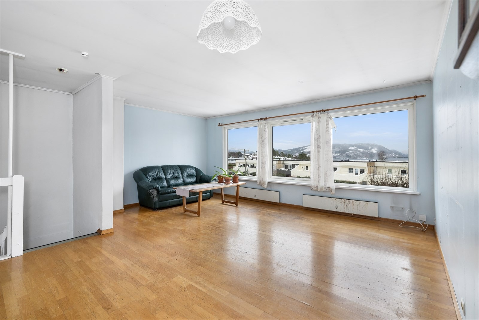 Stuen har god plass til salong og spisestue Galleribilde