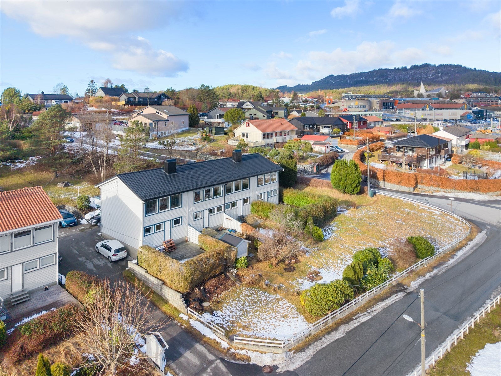 Taket ble skiftet i 2017 med sutak, beslag, takrenner og tekking. Avløpsrør og septiktank ble skiftet ut i 2025. Galleribilde