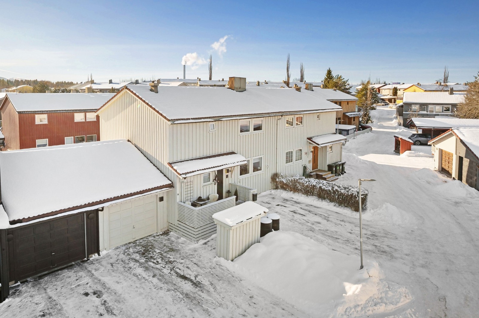 Garasje med elbillader samt flere oppstillingsplasser på egen tomt. Galleribilde