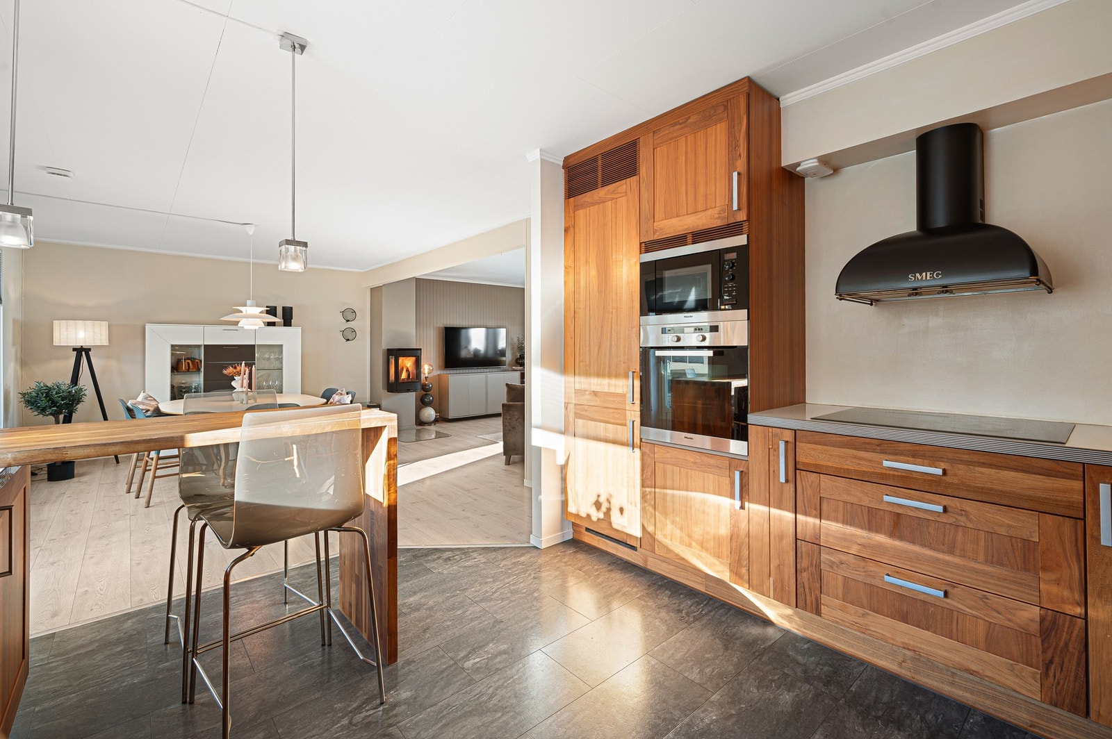 Det er integrert platetopp, stekeovn, mikrobølgeovn, oppvaskmaskin og kjøle/fryseskap. Galleribilde