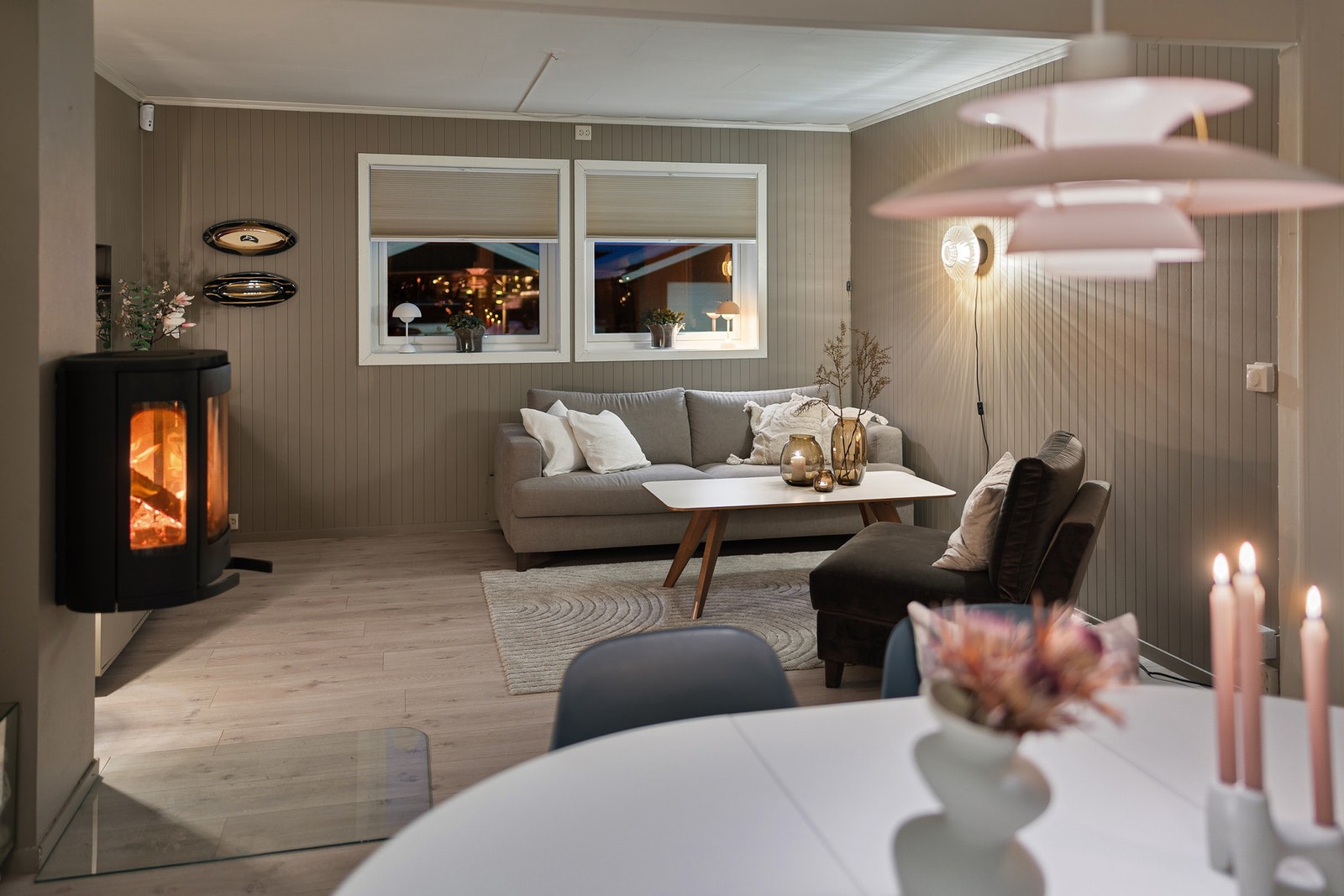 Meget flott familiebolig med romslige oppholdsrom. Galleribilde