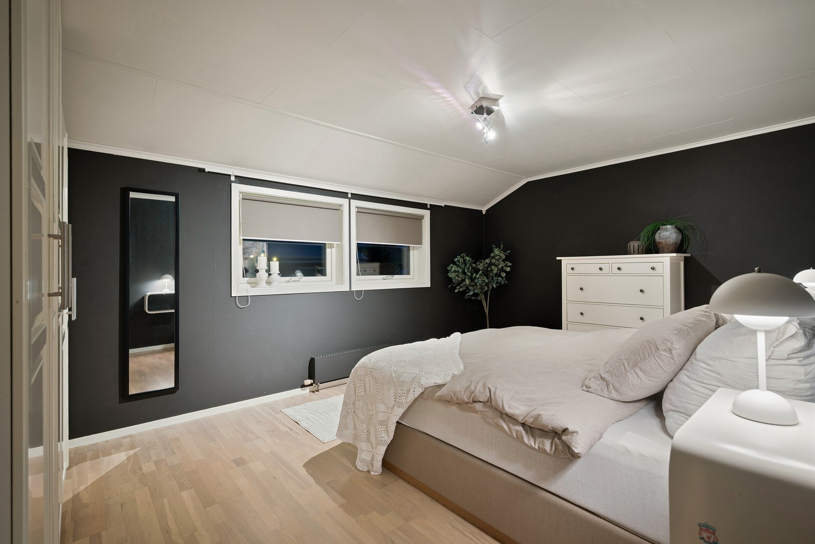 Det er god plass til dobbeltseng og garderobeskap på alle rommene. Galleribilde