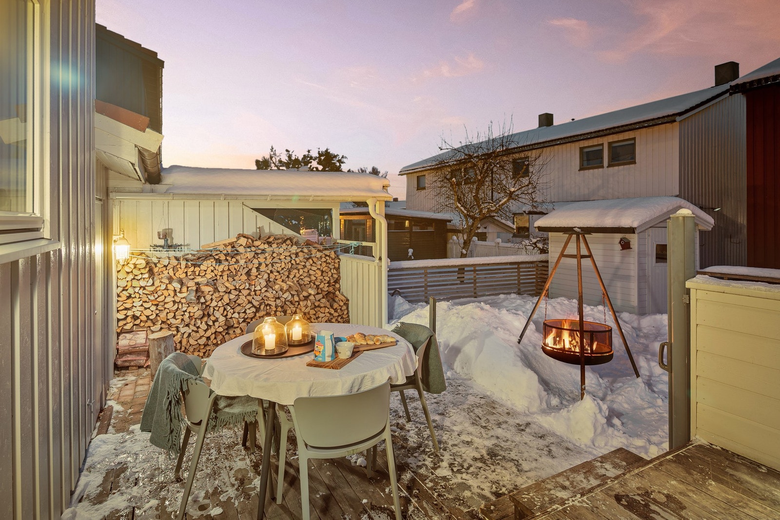 Praktisk med tilkomst til garasjen fra baksiden av huset. Galleribilde