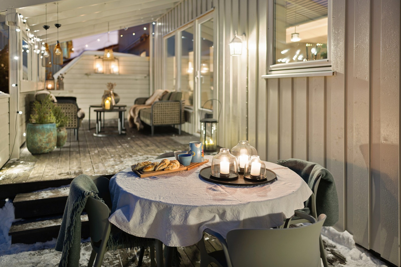 Terrassen på baksiden av huset ble utvidet i 2012. Nytt rekkverk i 2017. Galleribilde