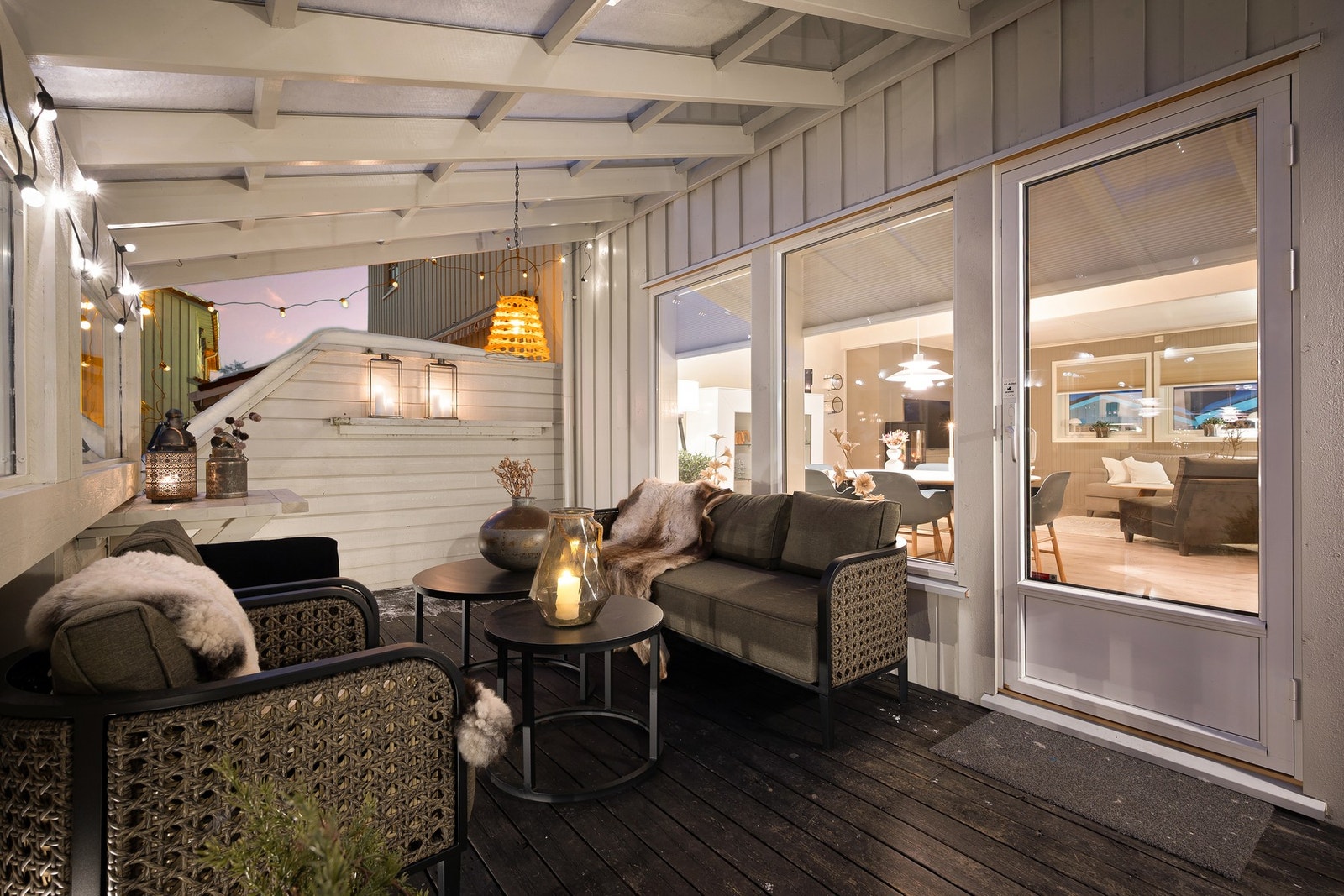 Med takoverbygg fungerer deler av terrassen som en fin romforlengelse av stua. Galleribilde