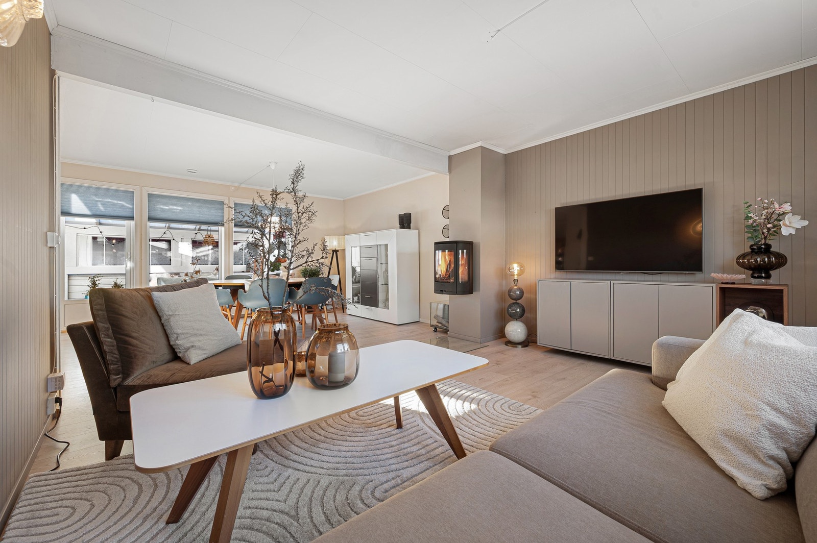 Lekker stue som har god plass til flere sittegrupper. Galleribilde