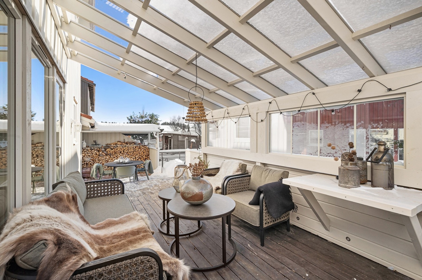 Hagen og terrassen er sørvendt og har svært gode solforhold. Galleribilde