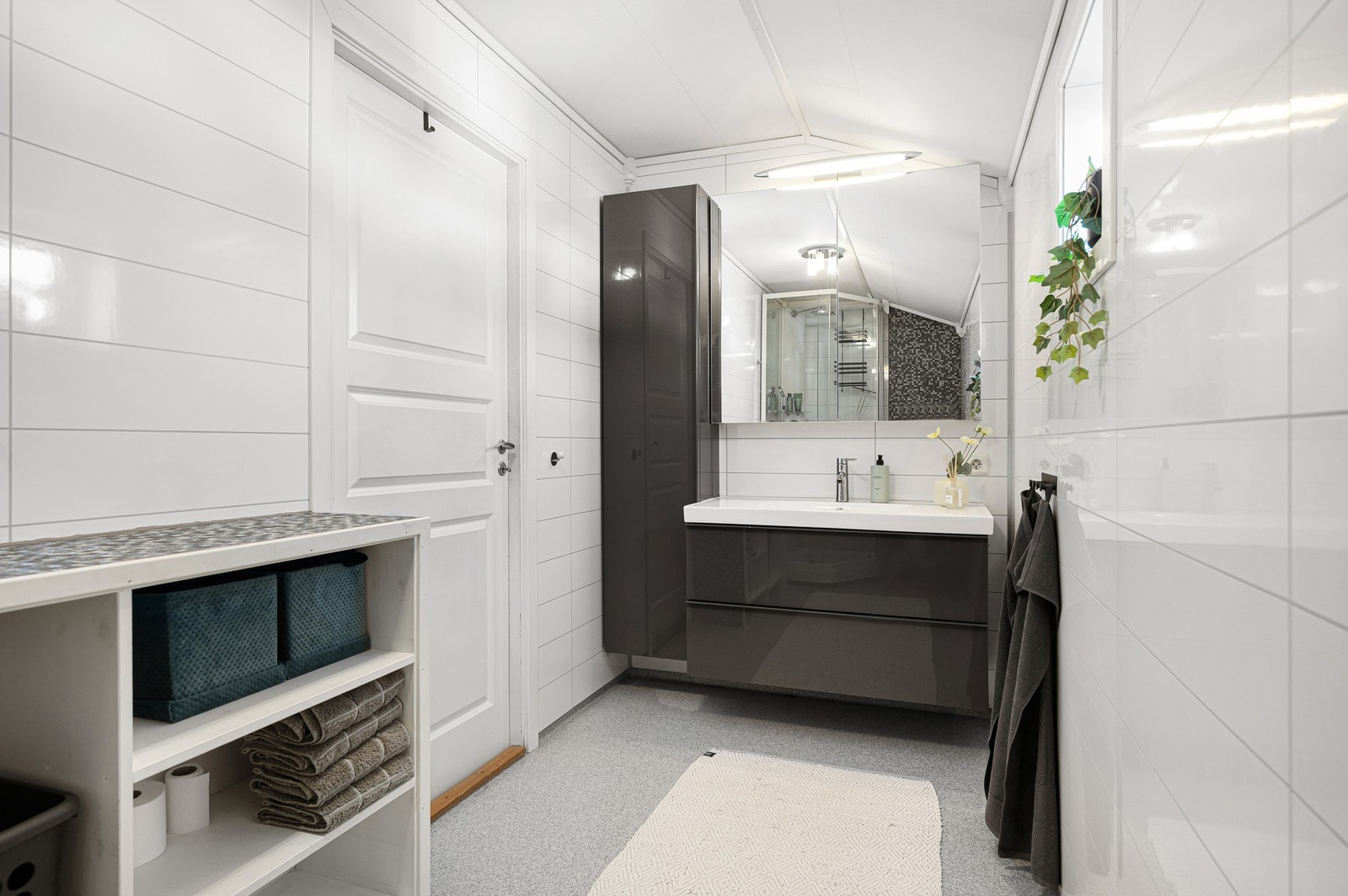 Lyst og flott bad. Badet ble delvis oppgradert i 2011. Galleribilde