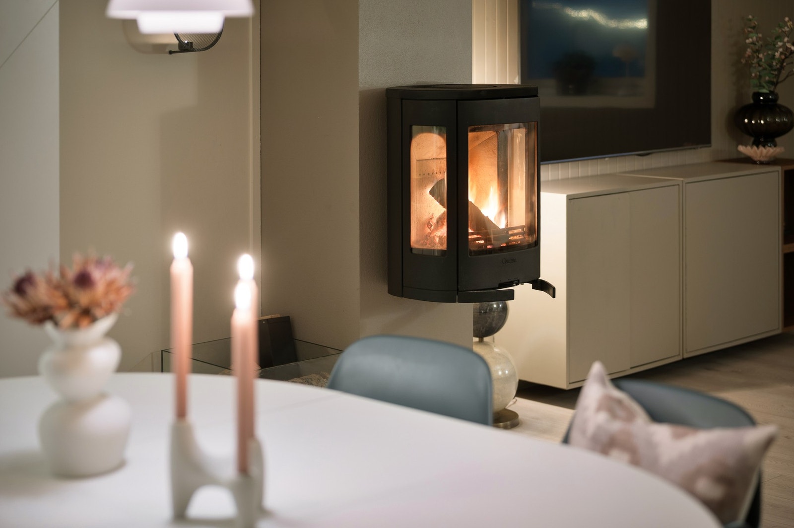 Boligens varmekilde er fjernvarme og vedovn. Det ble montert vedovn i 2019. Galleribilde