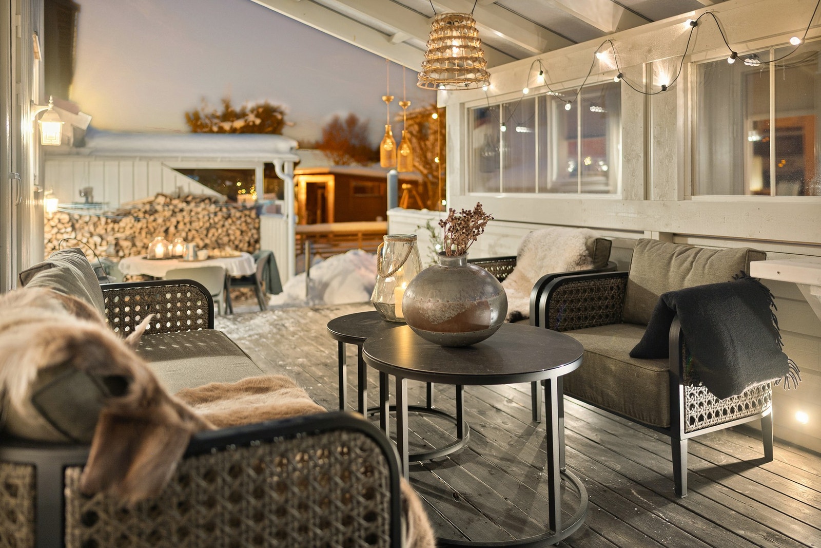 Solrik terrasse med delvis takoverbygg. Galleribilde