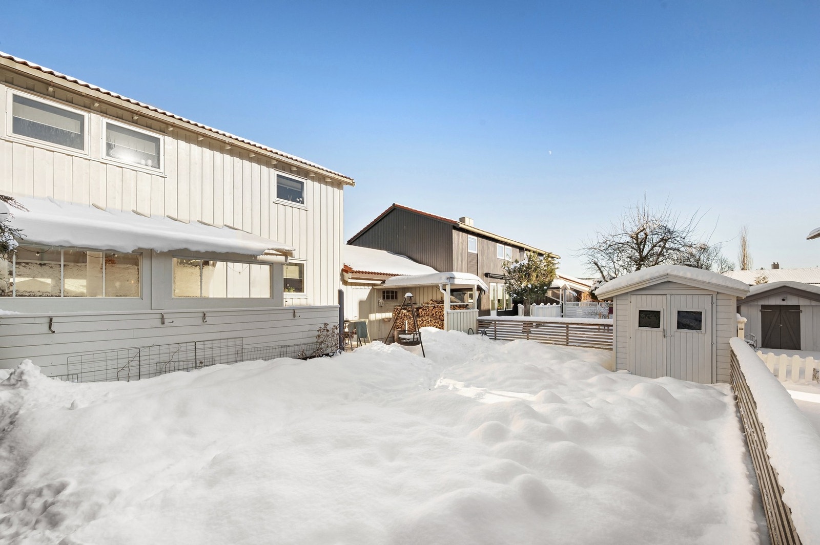 Praktisk utebod i hagen. Galleribilde