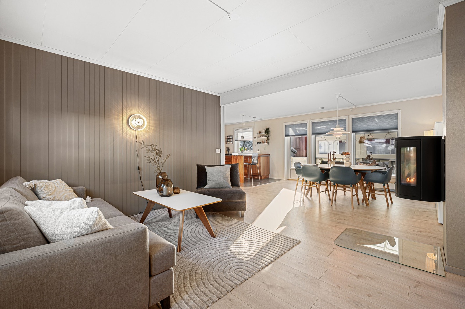 Stor stue på 31,5 kvm med store vindusflater. Galleribilde