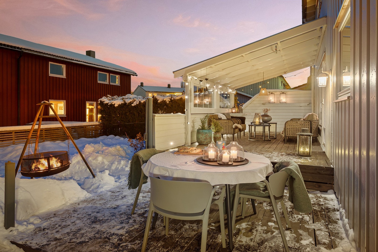 Grønn og fin hage som ligger skjermet til fra omgivelsene. Galleribilde