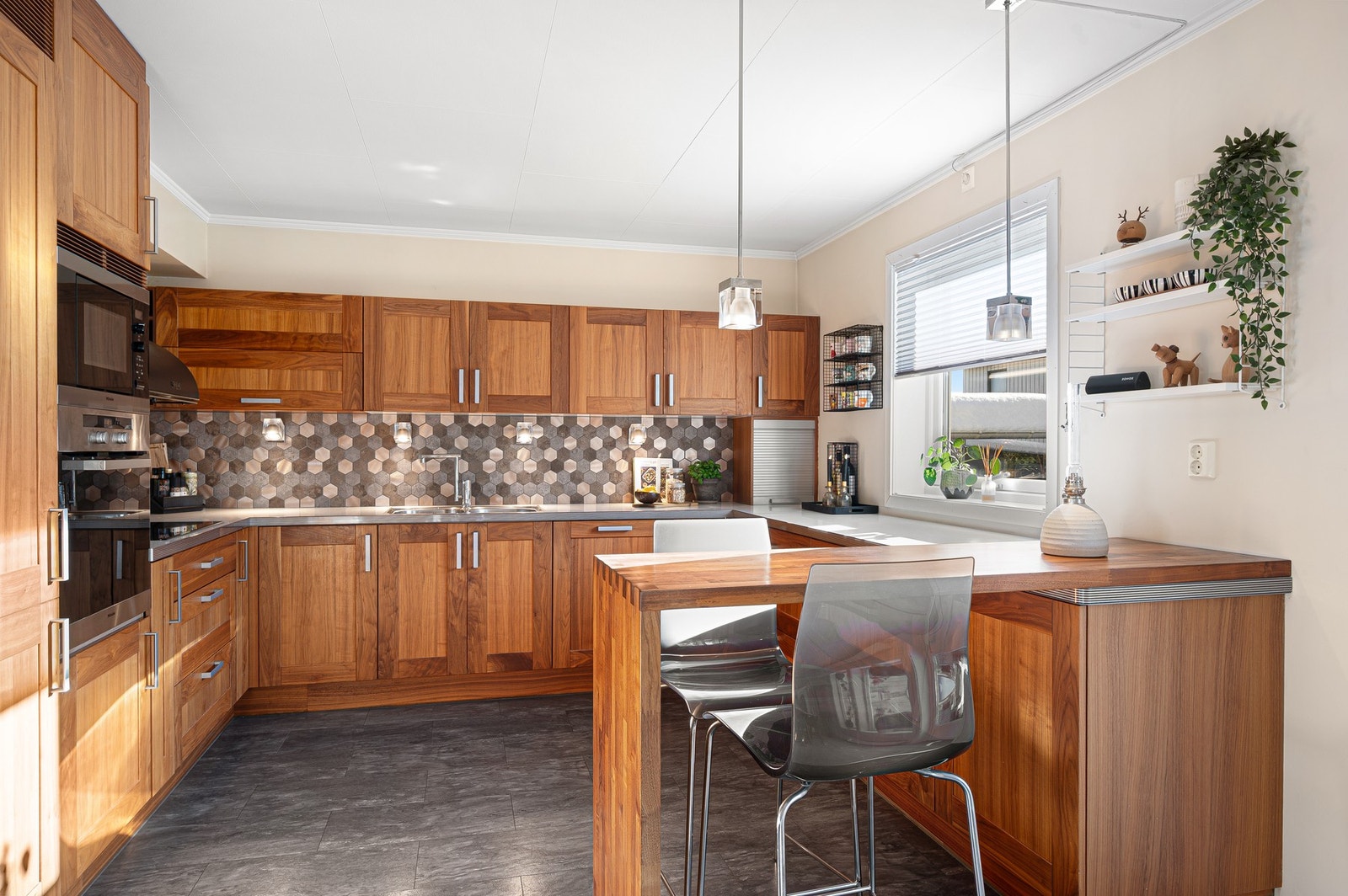 Pent kjøkken med mye skap og benkeplass. Galleribilde