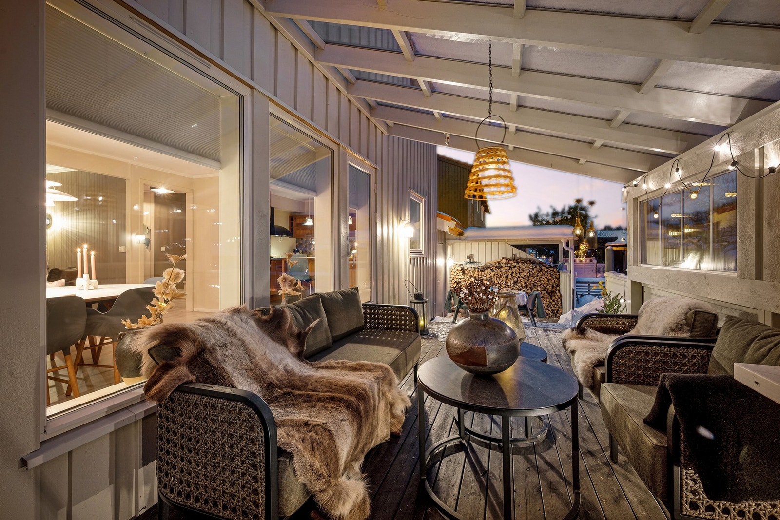 Terrassen er på 24,1 kvm og har god plass til utemøbler. Galleribilde