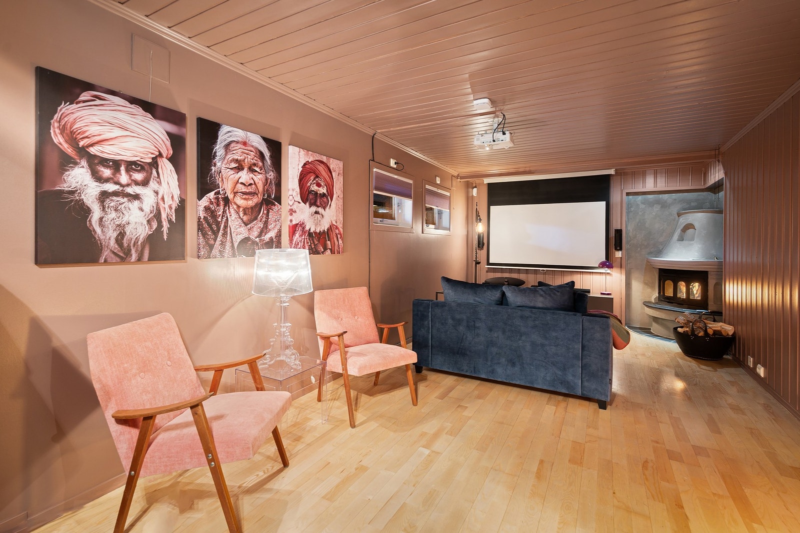 Hyggelig kjellerstue som er perfekt for familier med barn. Galleribilde