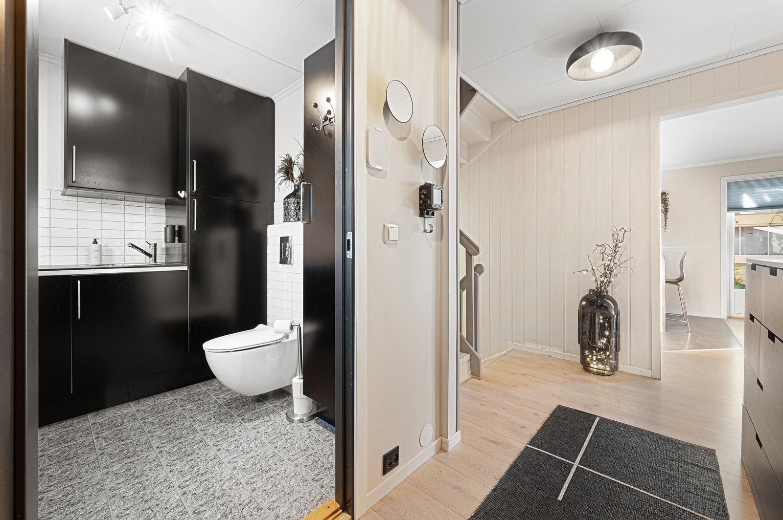 Fra entreen er det inngang til et romslig og pent vaskerom. Galleribilde