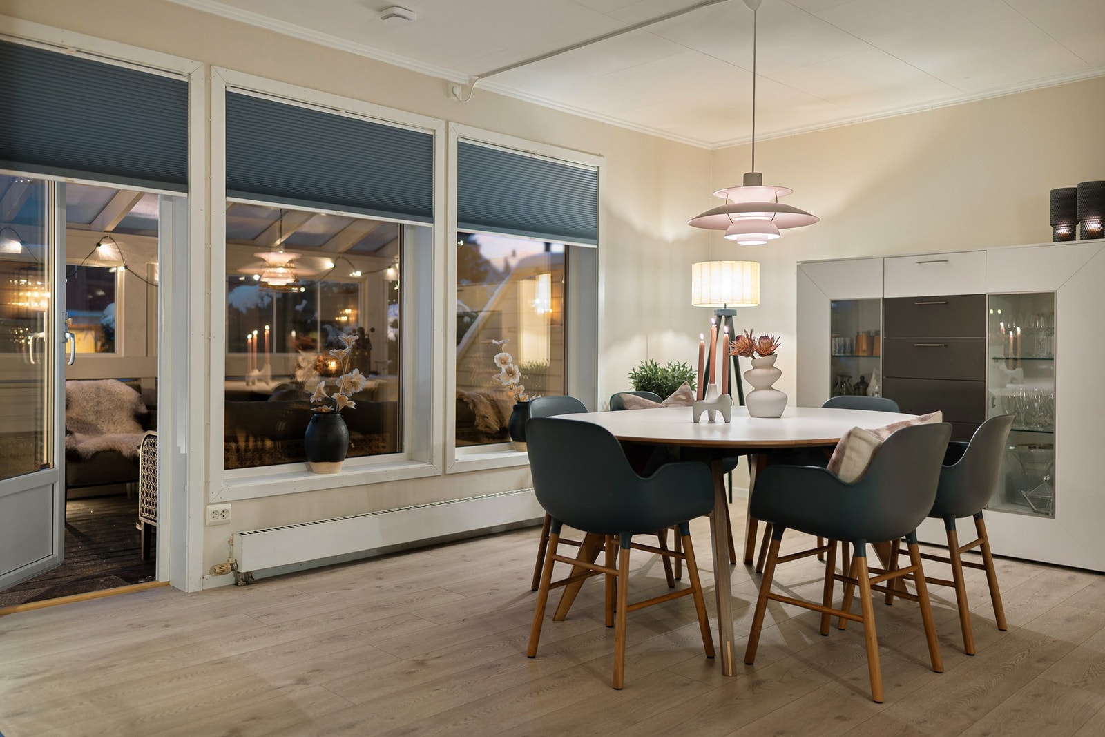 Fra stue har man tilgang til stor terrasse og skjermet grøntområde. Galleribilde