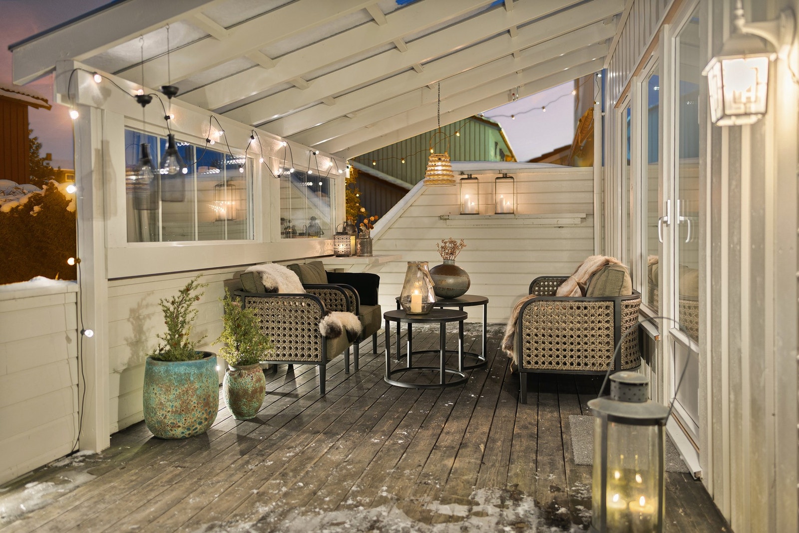 Det er kort og trygg skolevei til både barne- og ungdomsskole. Det er flere barnehager i nabolaget. Galleribilde