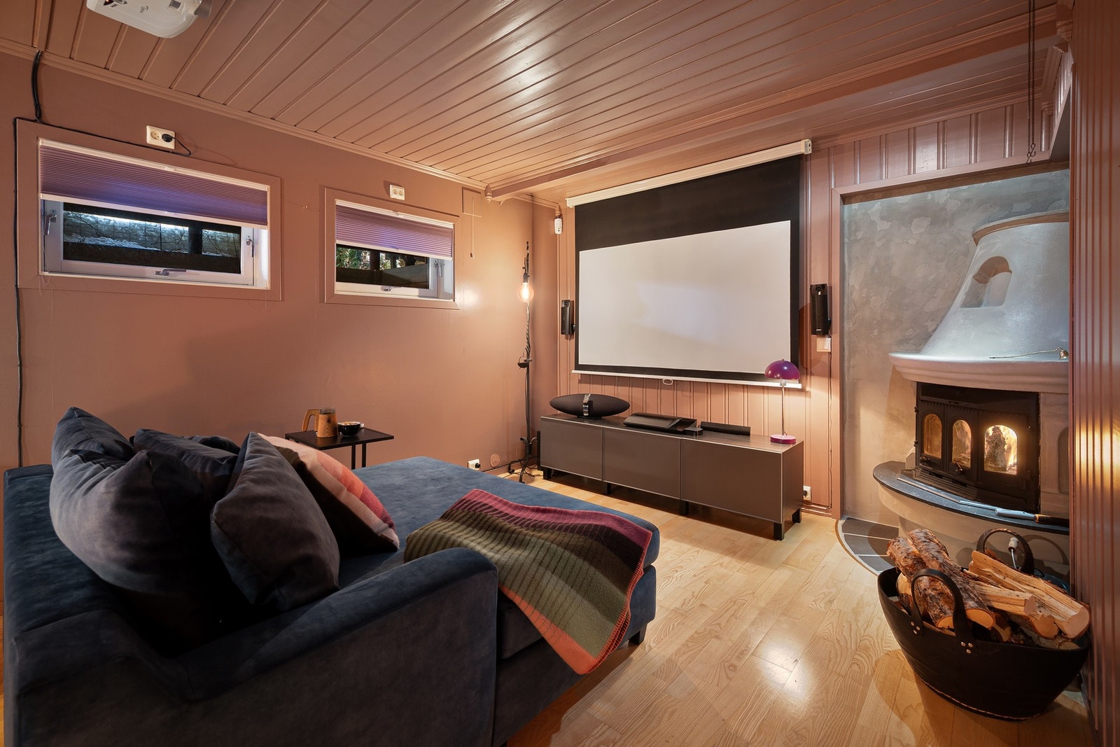 Vedfyring nede i kjeller. Galleribilde