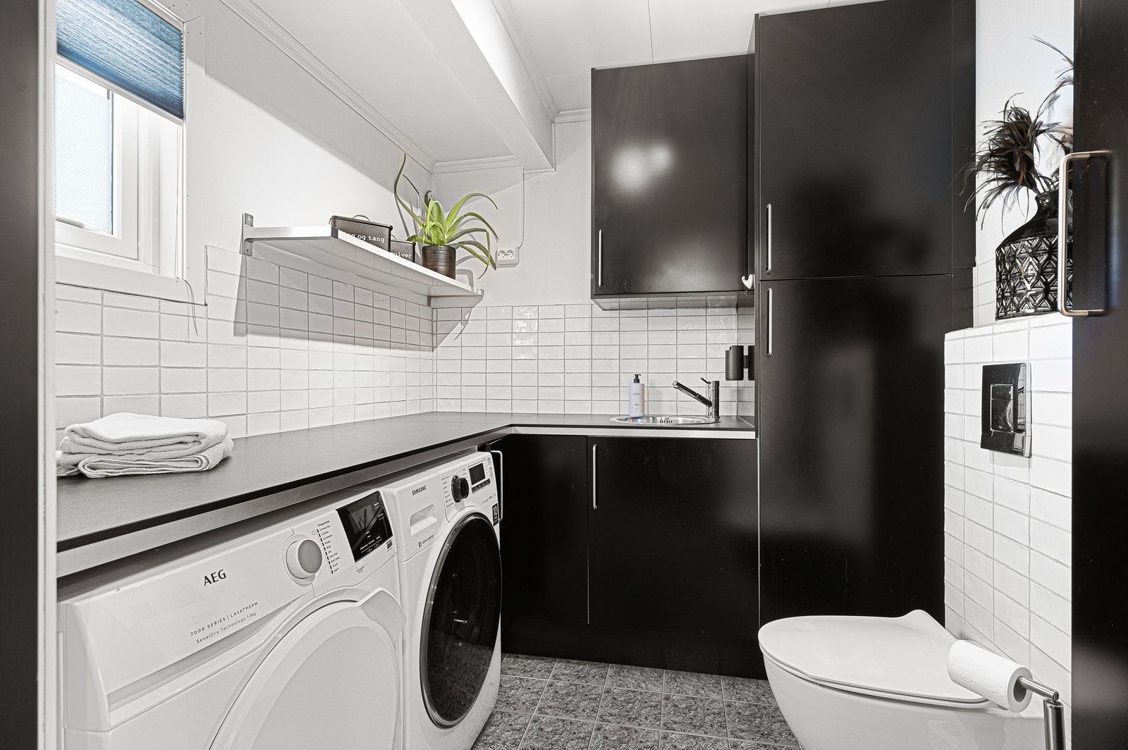 Romslig vaskerom. Praktisk med eget toalett i tilknytning til entreen. Galleribilde