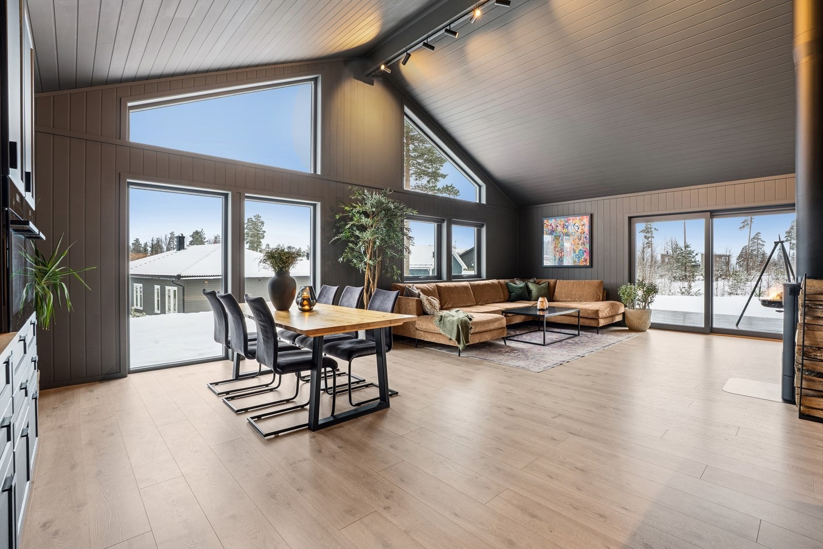 Det er montert utvendig sunscreens på vinduer og skyvedør, foruten de to vinduer øverst i den åpne himlingen Galleribilde