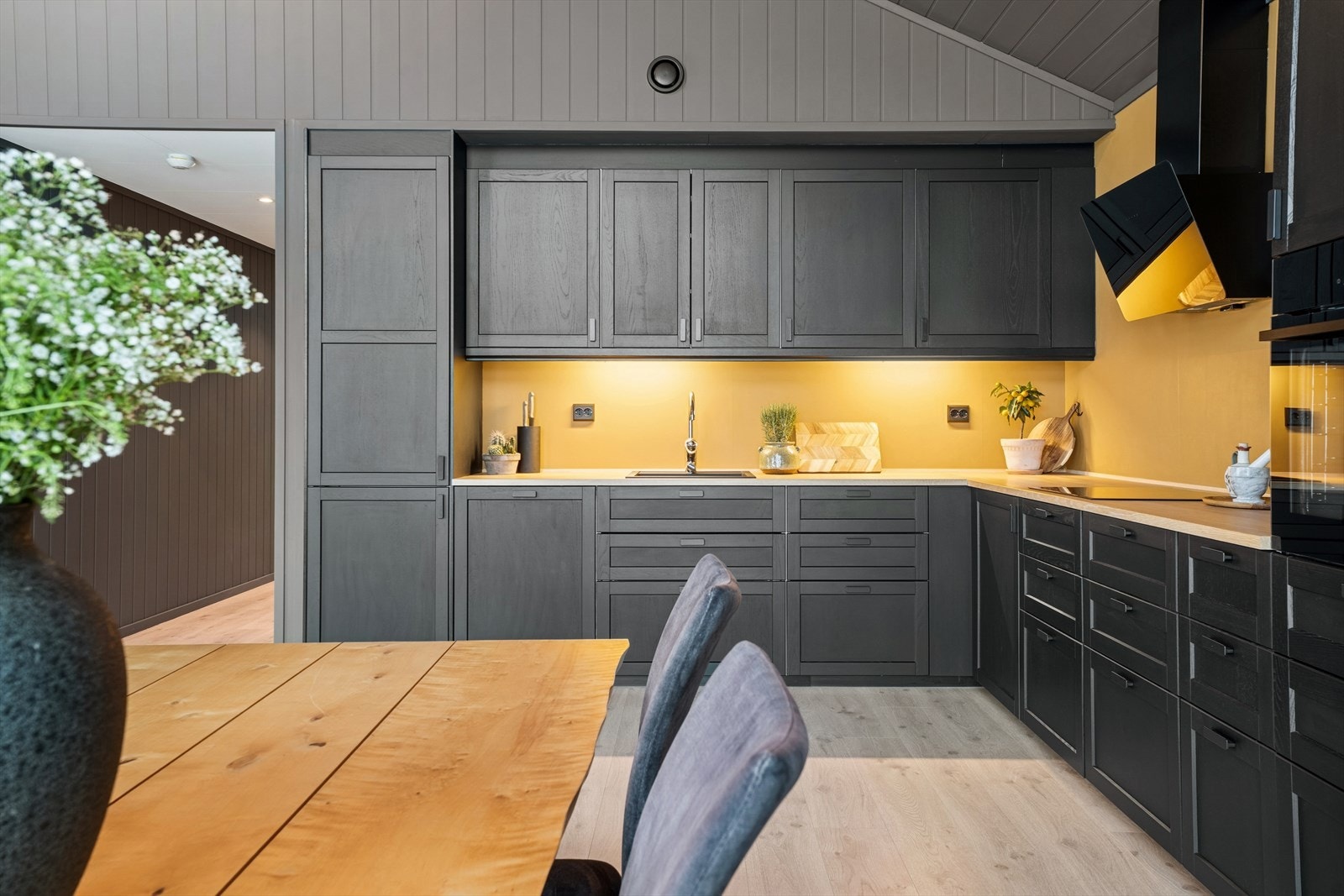 Det er integrerte hvitevarer som induksjonstopp, 2 stk stekeovner, oppvaskmaskin og kjøleskap med fryser Galleribilde