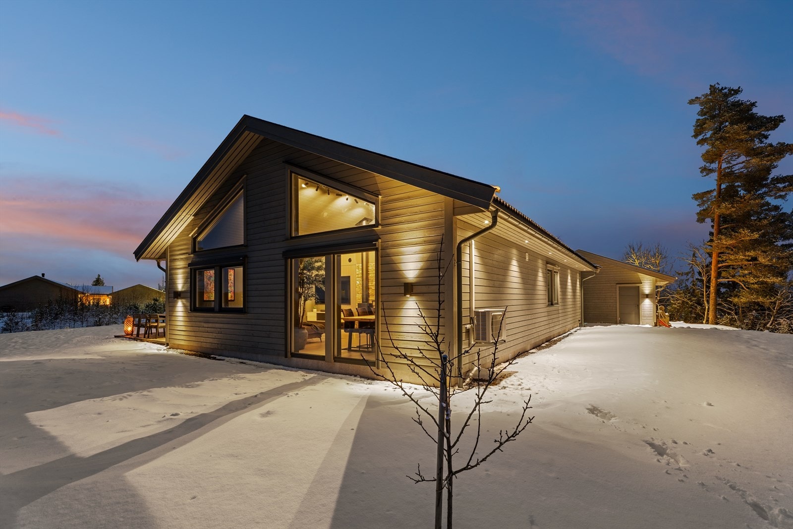 En fin hage omkranser boligen Galleribilde