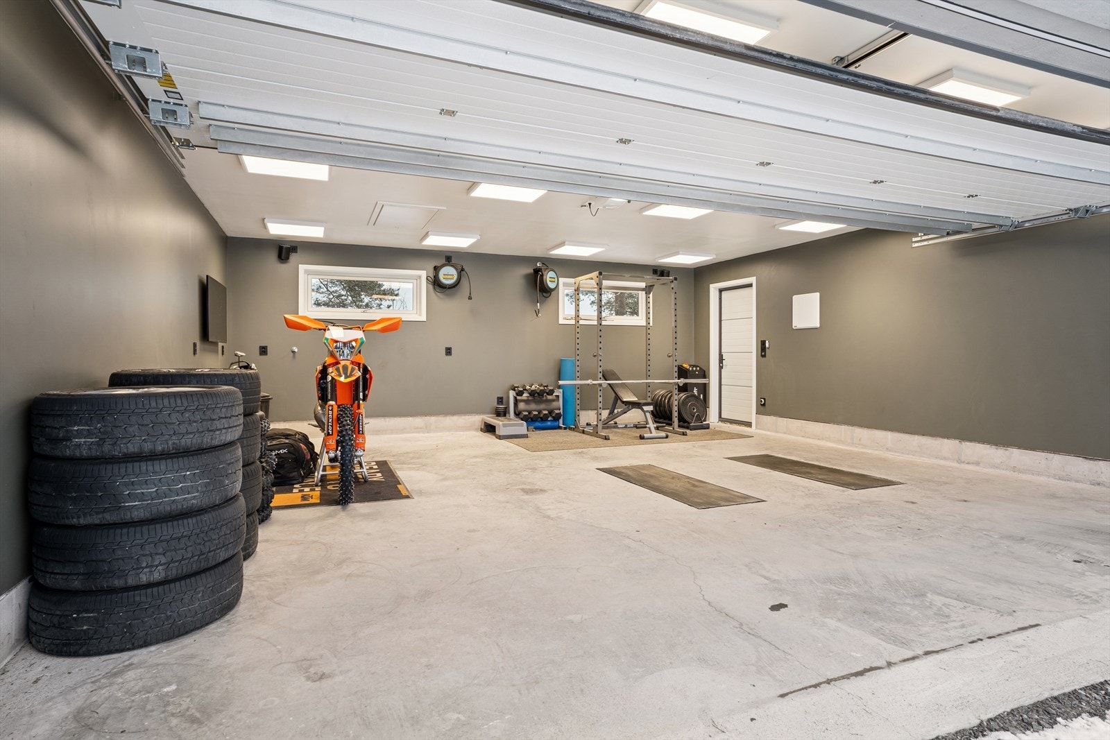 Isolert dobbelgarasje på 44 kvm som har varmekabler i gulvet og nedfelt løftebukk - et fantatisk sted for de motorinteresserte! Det er også kaldtloft med oppbevaringsplass Galleribilde