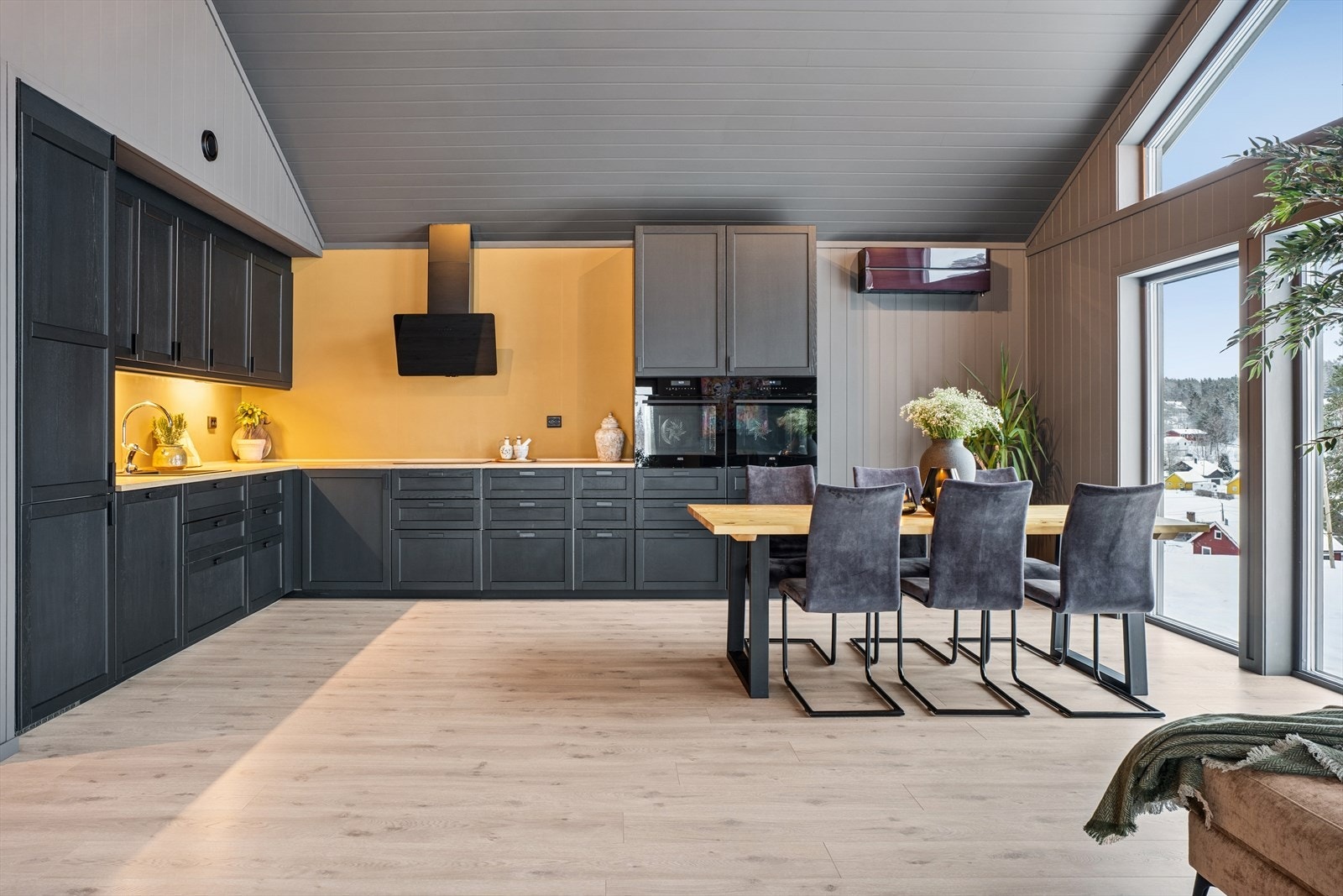 Det er god plass til en stor spisegruppe ved kjøkkenet Galleribilde