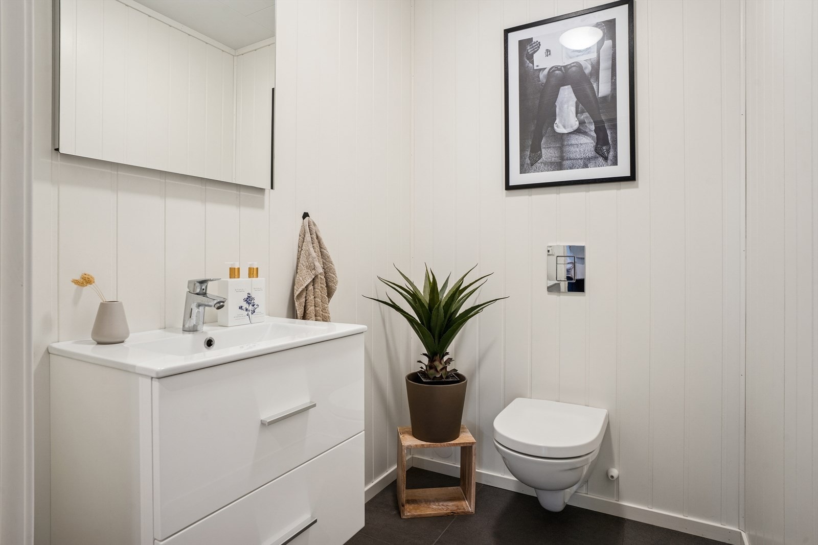 Pent og praktisk gjestetoalettrom med varmekabler i gulvet Galleribilde