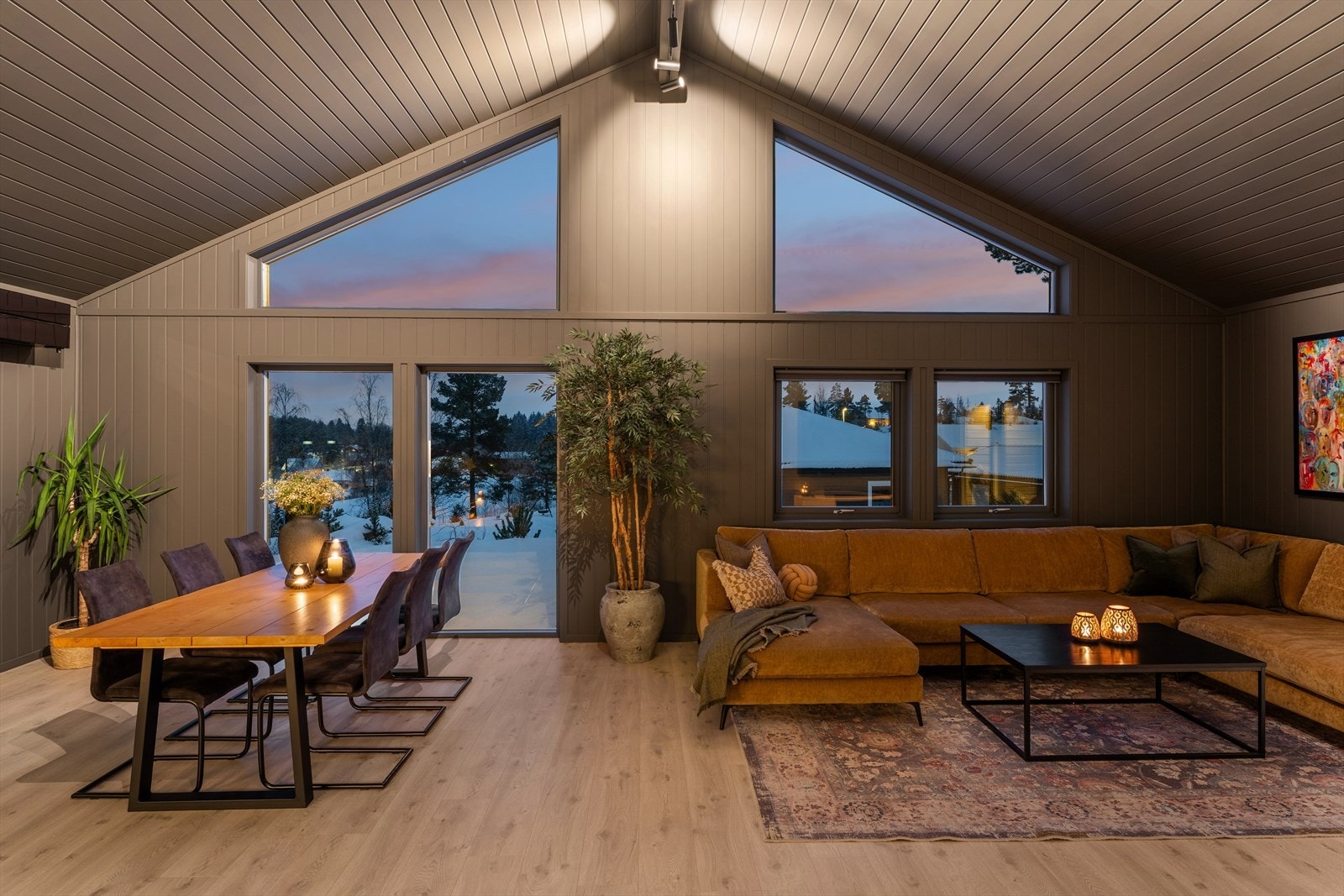 Stuen er et meget fint samlingspunkt i boligen og er av god størrelse Galleribilde